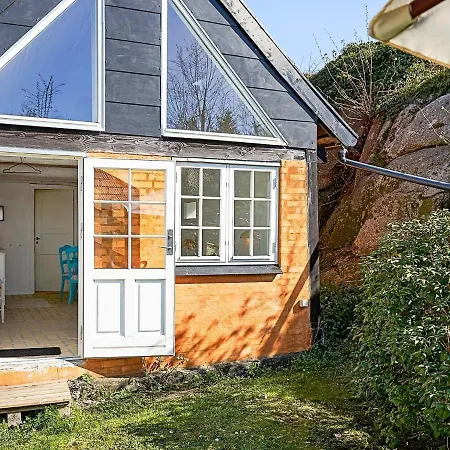 2 Person In Svaneke-by Traum