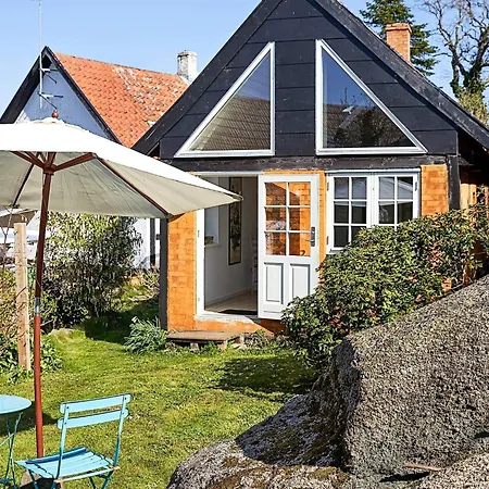 2 Person In Svaneke-by Traum